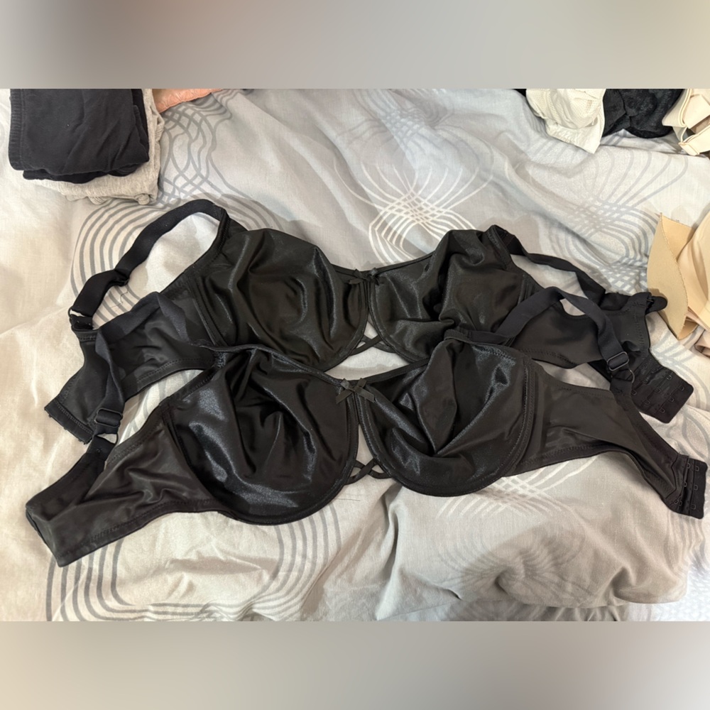 Va Bien Women's 601 Vintage Fit Unlined Minimizer Underwire Bra

2 black bras
